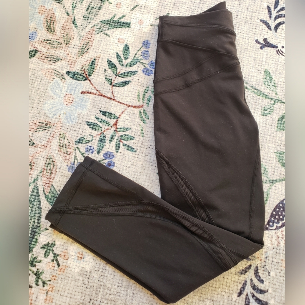 Lululemon Cropped Black Leggings with Mesh Size 4
